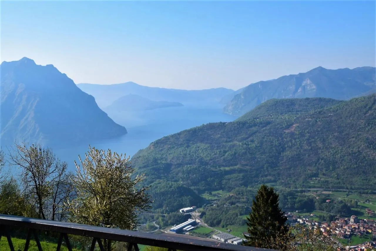 Il balcone sul lago d'Iseo Villa Bossico 0*,  Italia